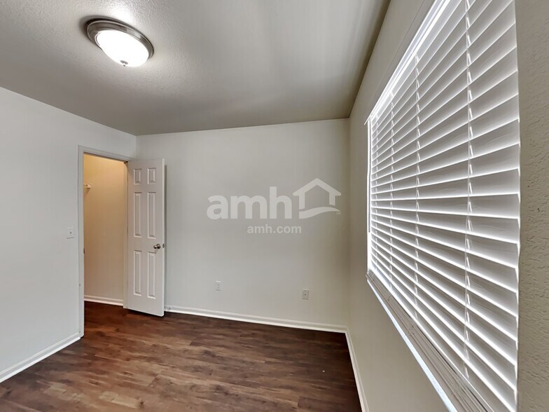 Building Photo - 5561 N Lisbon St