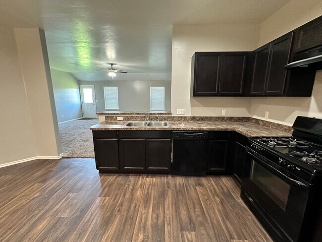Building Photo - 3 bed 2 bath in Mustang- Move in Special!
