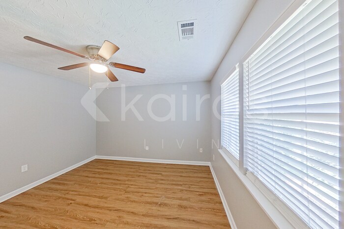 Building Photo - 370 Deer Park Dr