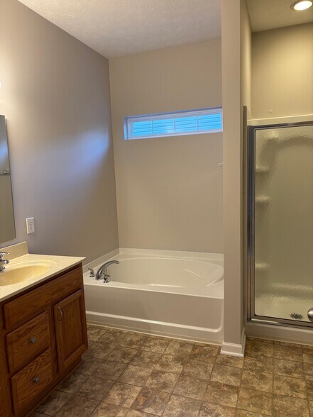 Master Bath - 11266 Black Gold Dr