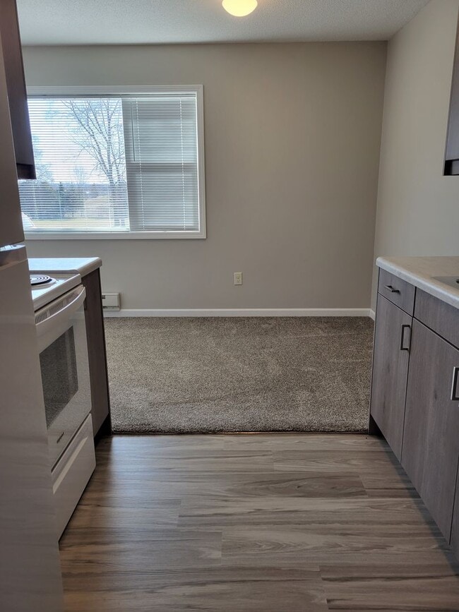 Building Photo - 1 Bedroom Triplex Unit