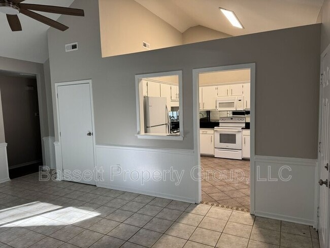 Building Photo - 1739 River Front Dr