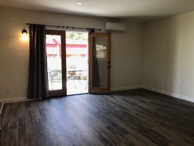 Building Photo - 1157 Palm Terrace