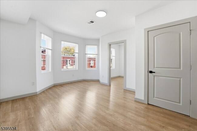 Building Photo - 260 S 10th St