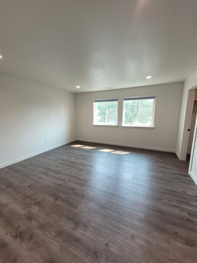 Building Photo - 527 Canterbury Ln