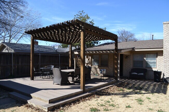 Building Photo - Updated Melonie Park Home!