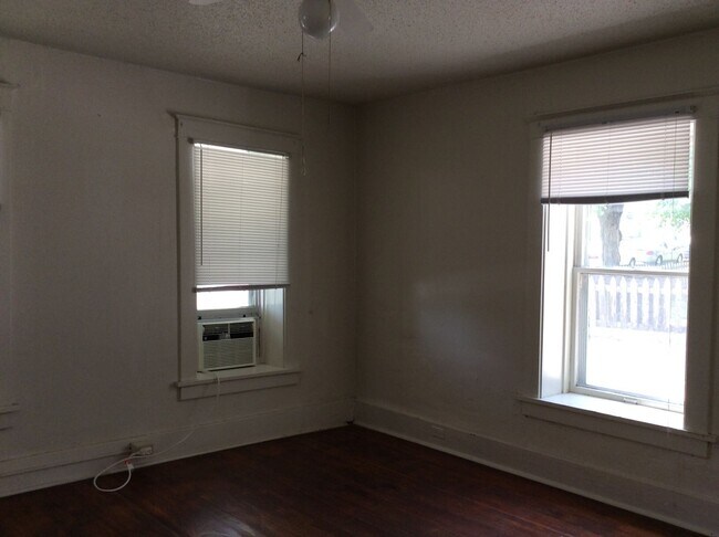 Building Photo - 228 E Bloomington St