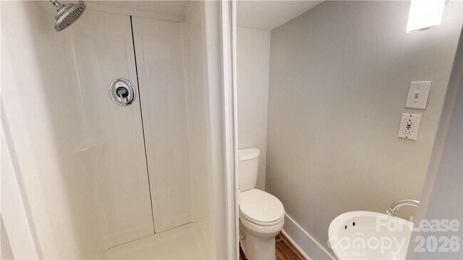 Building Photo - 428 Hawthorne Ln