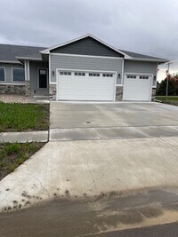 Building Photo - Twin home - 111