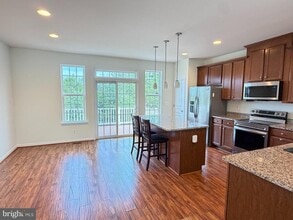 Building Photo - 8267 Heritage Crossing Ct