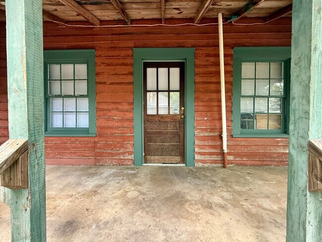 Building Photo - Two Bedroom with Great Screened Porch!