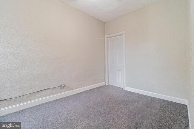 Building Photo - 1528 S Hollywood St