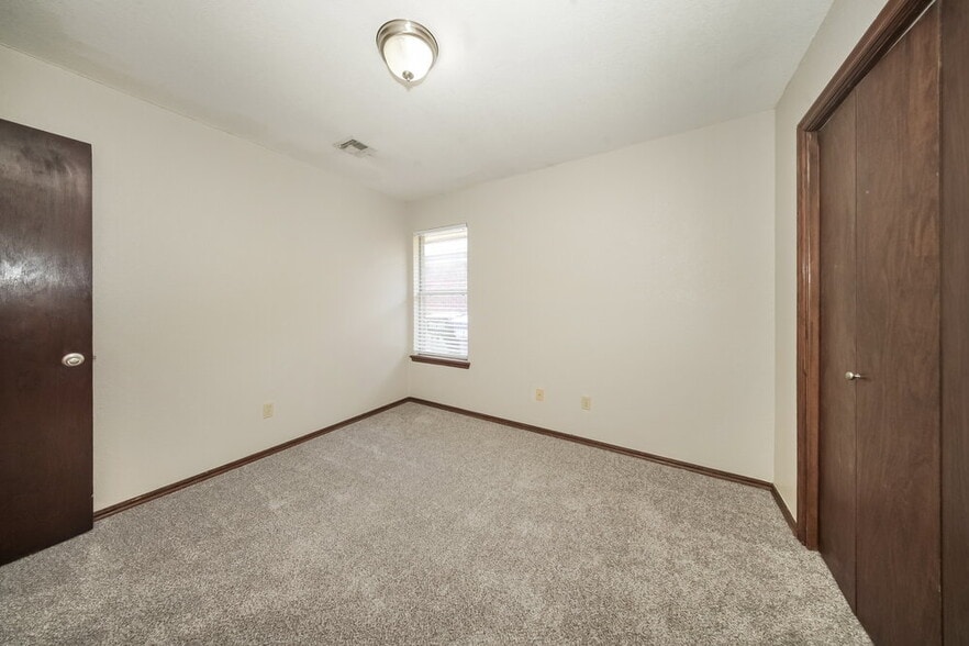 Building Photo - 329 Ridge Bluff Dr