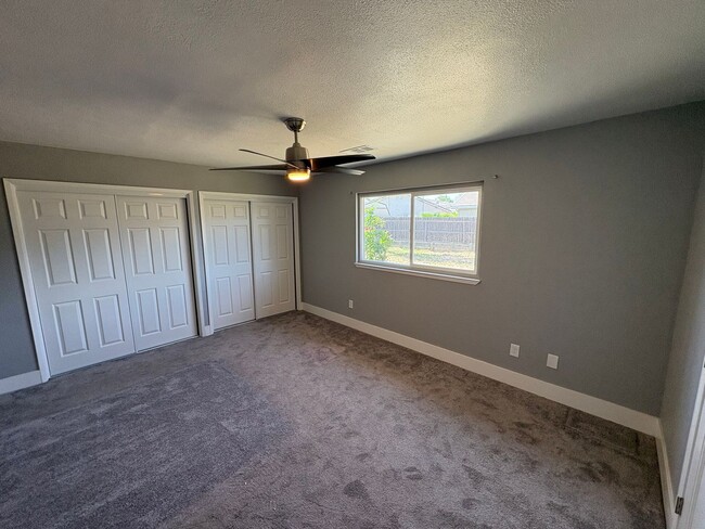 Building Photo - Solar equipped Lemoore home Available Now!