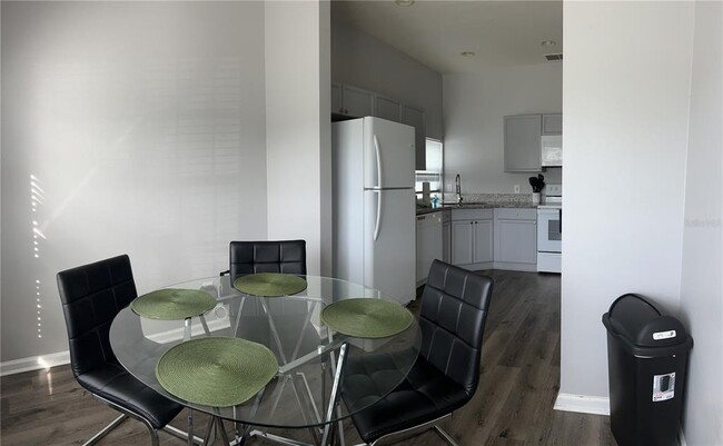 Building Photo - 8121 Fan Palm Way