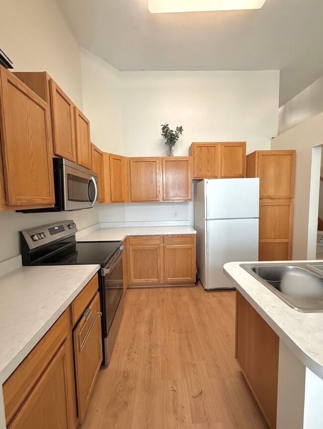 Building Photo - Great 2 Bedroom Townhome in Prime Apple Valley Location!   W’Finished Basement