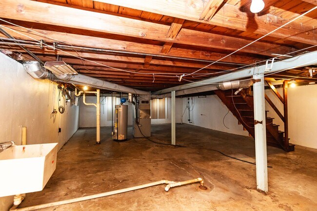 Building Photo - Charming & Spacious Home in Bellefontaine Neighbors – Move-In Ready!