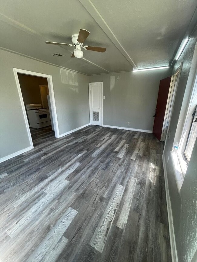 Building Photo - 1 Bed 1 Bath Duplex For Lease Now!