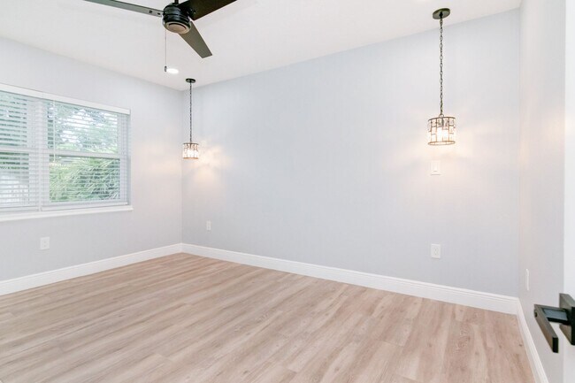 Building Photo - Gorgeous Mid-Centry Modern 3bed/2bath with...