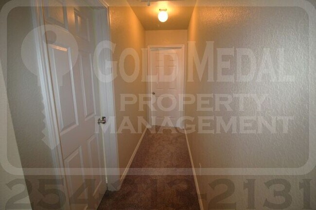 Building Photo - 4008 Cambridge Dr