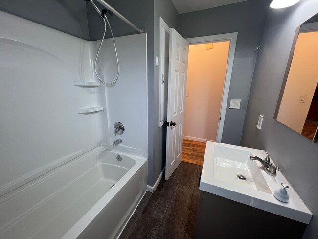 Building Photo - Spacious 4 Bedroom, 2 Bathroom Home on the...