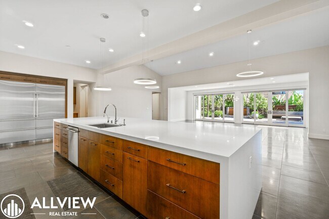Building Photo - Luxurious and Rare 5 Bed 5.5 Bath Located ...