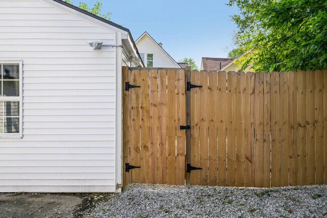 Building Photo - 906 Villa Ave