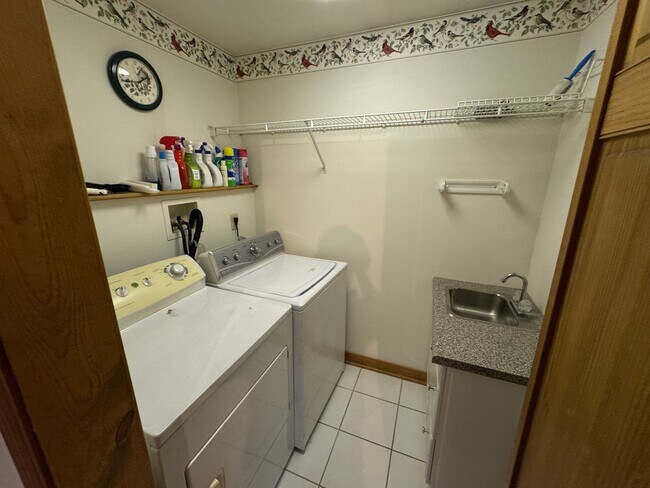 Building Photo - Available NOW! 4 Bed 2 Full Bath House