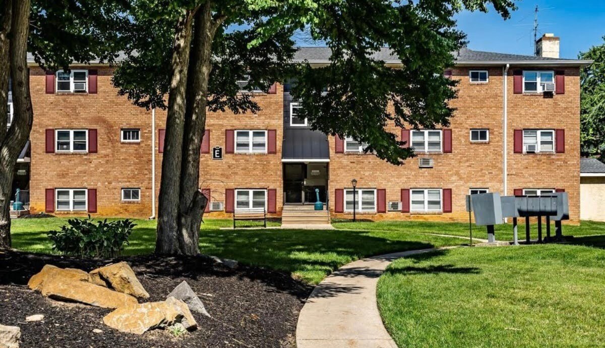 Building Photo - 335 E Lancaster Ave