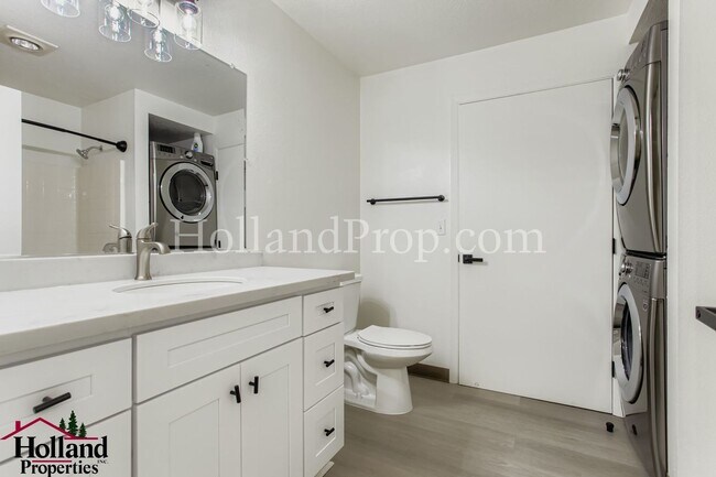 Building Photo - Fantastic 2 Bedrooms Condo in the Heart of...