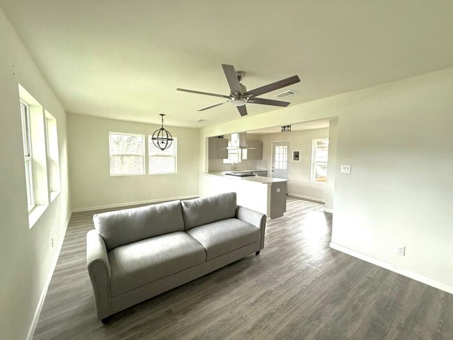 Building Photo - 8113 Tavenor Ln
