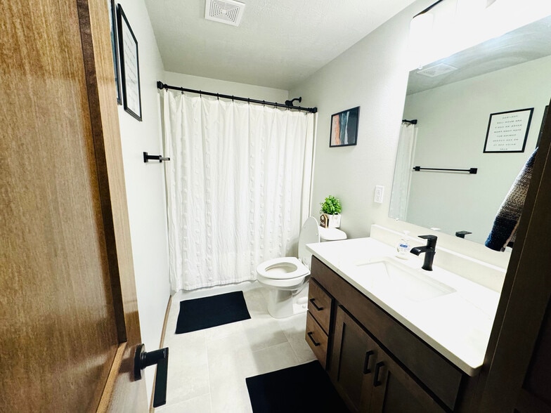 Building Photo - 5513 S Dubuque Ave