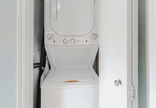 Building Photo - 572 E Beach Blvd