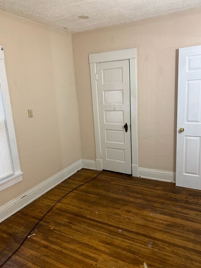 Building Photo - HOUSE FOR RENT  3 BR, 1 BA - Attached Garage - Central Air - Fenced in yard,