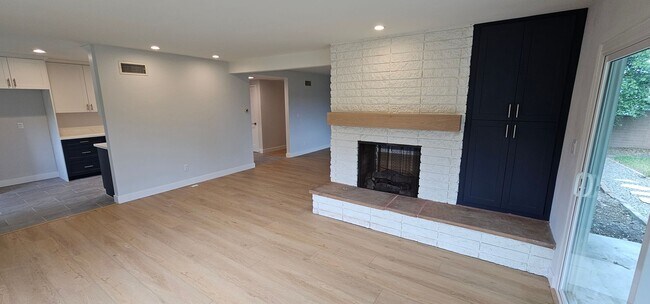Building Photo - DEL CERRO / SAN DIEGO - Newly Remodeled Ch...