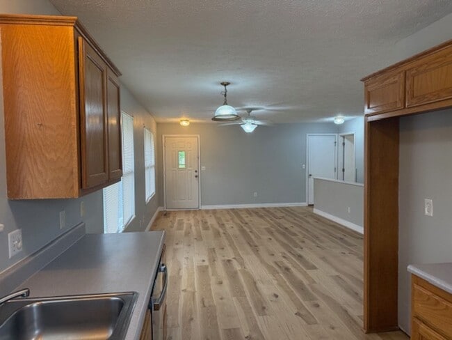 Building Photo - Remodeled Duplex in Ozark!