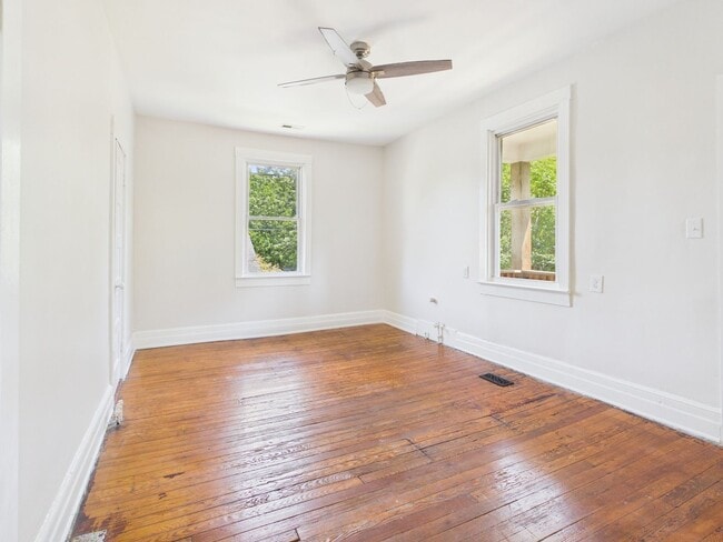 Building Photo - 203 W 33rd St