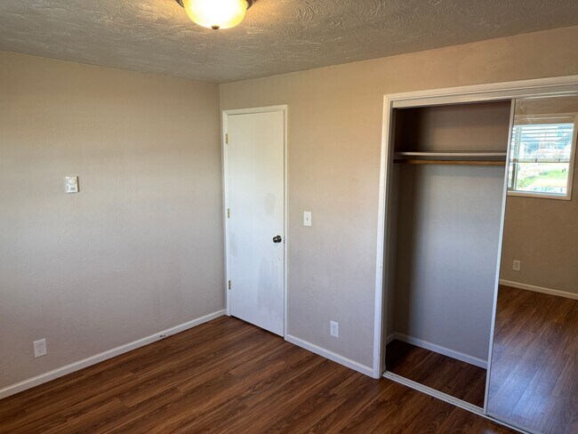 Building Photo - Updated 2 bed 1 bath duplex in Springfield!