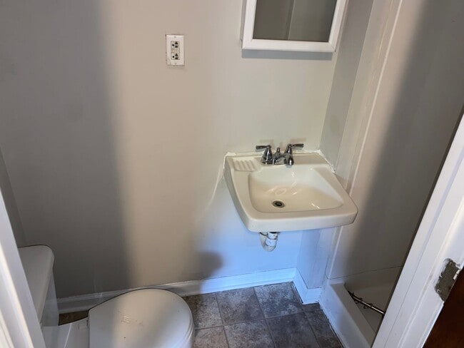 Building Photo - Quaint three bedroom, two bath all electri...