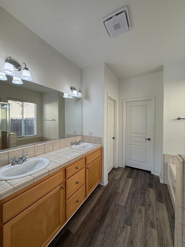 Building Photo - Beautiful Bradley Square Single Story Home With Easy Access to Shopping/101 Frwy