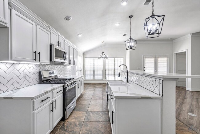 Building Photo - 410 E 97th St