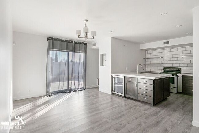 Building Photo - Stylish 1Bdm 2Ba Loft in Uptown Phoenix with Private Yard!
