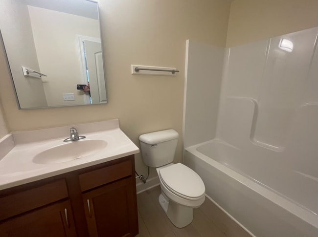 Building Photo - 624 Golfview Dr