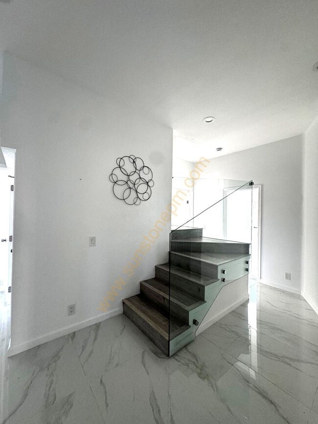 Building Photo - 696 E 9th St