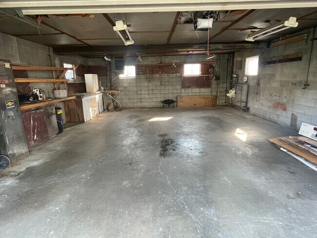 Building Photo - Spacious 3 Bedroom Home with Full finished Basement and Detached Garage!