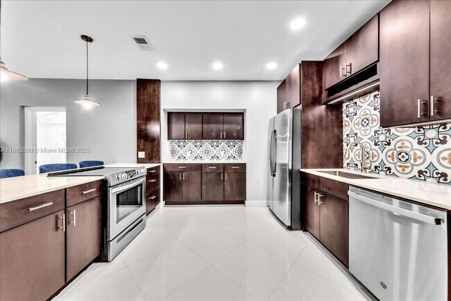 Building Photo - 7341 SW 64th Ct