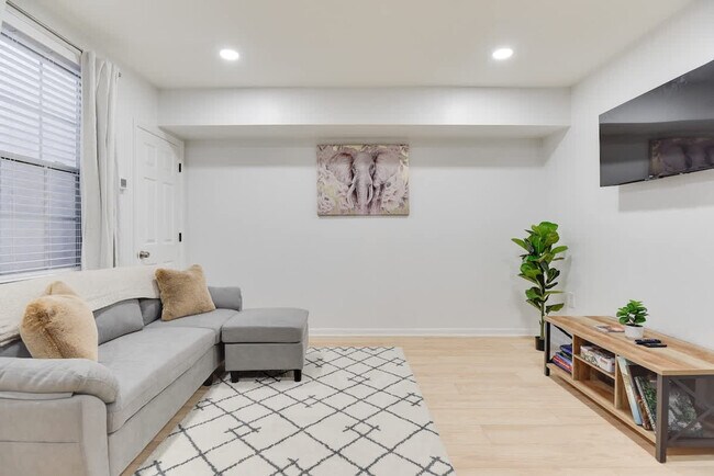 Building Photo - 1255 Raum St NE