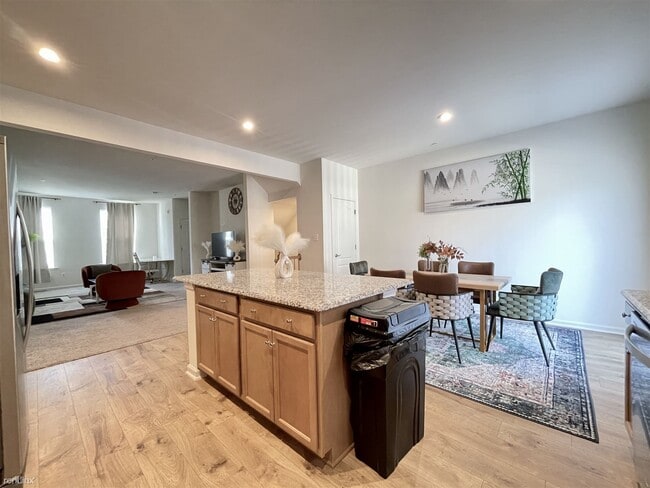 Building Photo - 4 br, 3.5 bath Townhome - 1733 Primrose Way