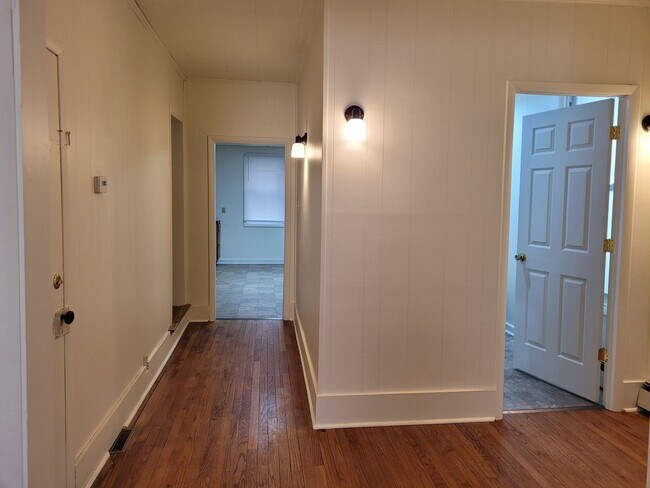 Building Photo - 123 E Burd St