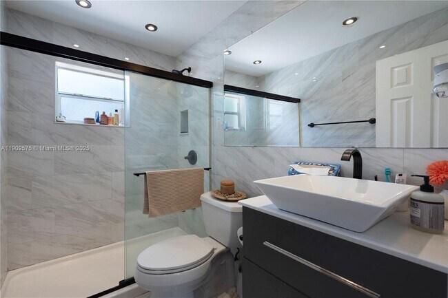 Building Photo - 250 NE 170th St